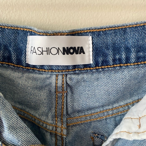 Fashion Nova Distressed jeans - Picture 4 of 5